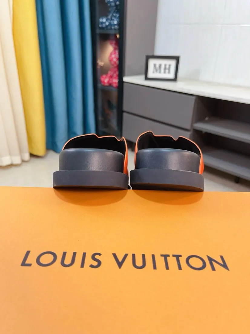 Men's shoes💰300🌹🌹【LV】Multi-color new men's slippers, original top-quality version, original special cowhide with pebbled embossing➕sheepskin on the inner and side, non-slip combination sole, more stable walking, more comfortable and lightweight, high-end and generous, size: 38~44